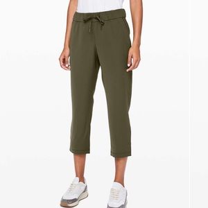 Lululemon On The Fly Crop *Woven 23”